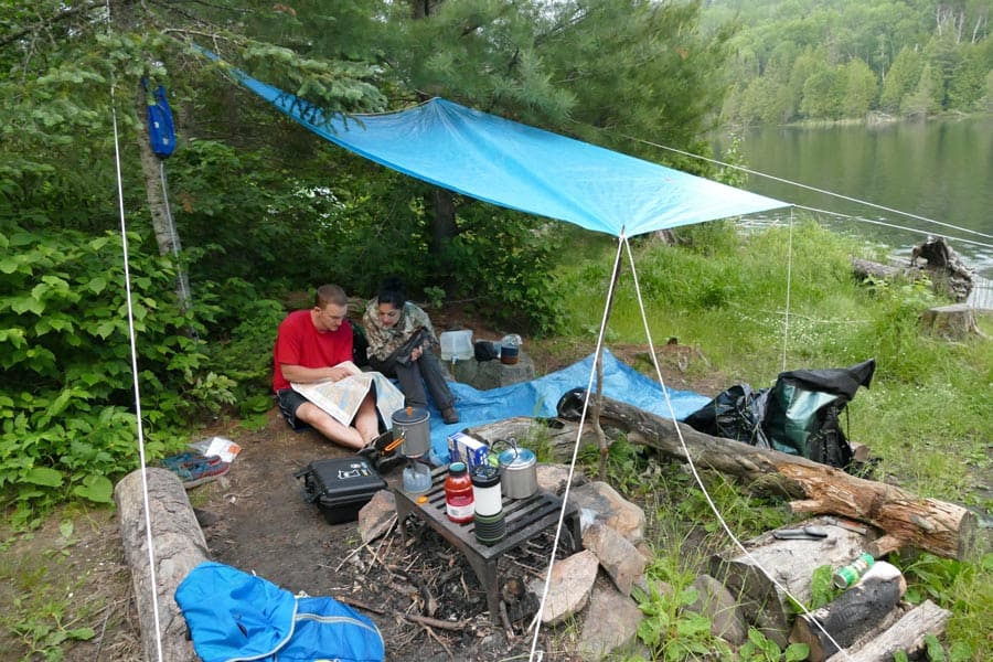 Camping à l'abri de la pluie