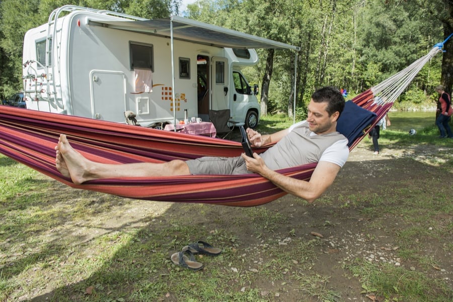 Hängemattencamping in der Nähe des Wohnmobils