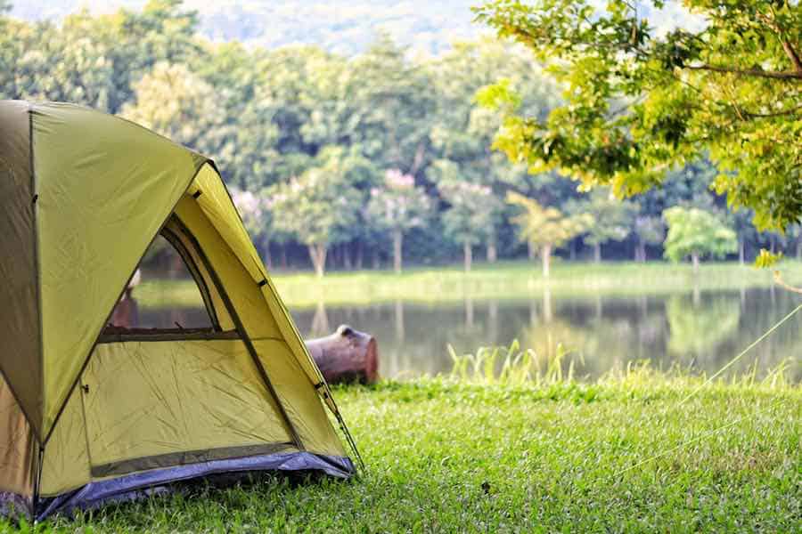 Tente sur le lac