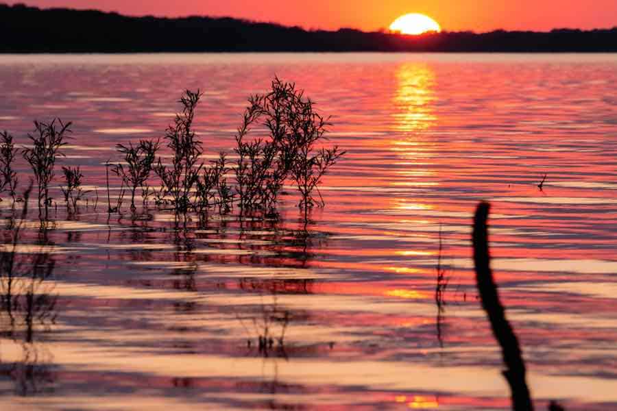 Zachód słońca nad jeziorem Saylorville w Iowa