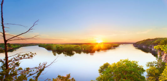 Beautiful view of the sun setting over a lake in Missouri