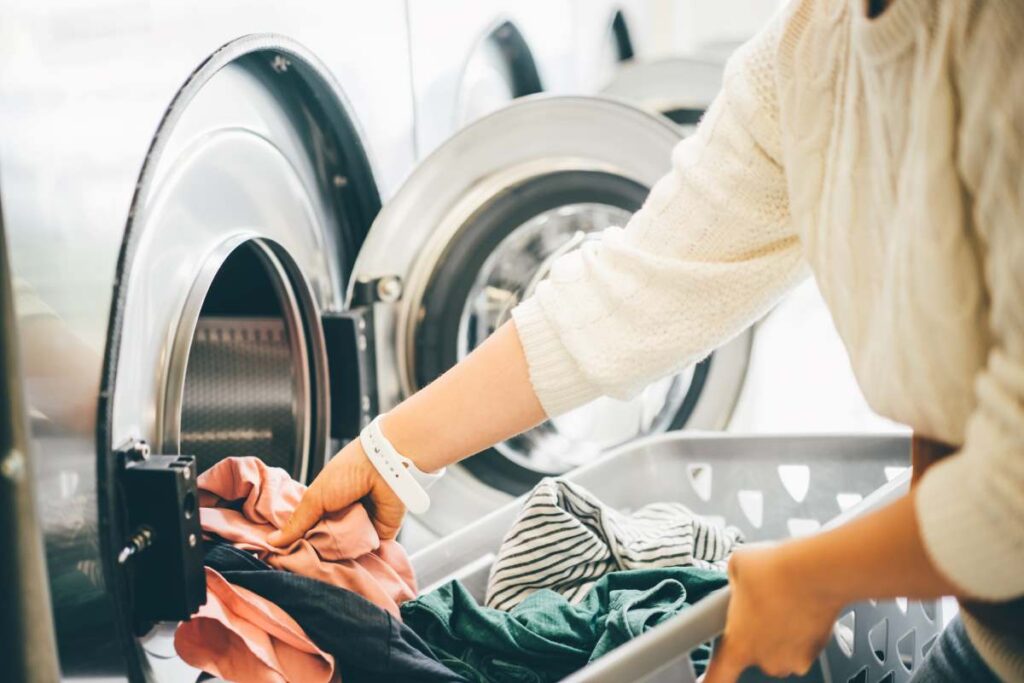 Full Time RV Living: A Comprehensive Guide to Life on the Road 4 Laundromat