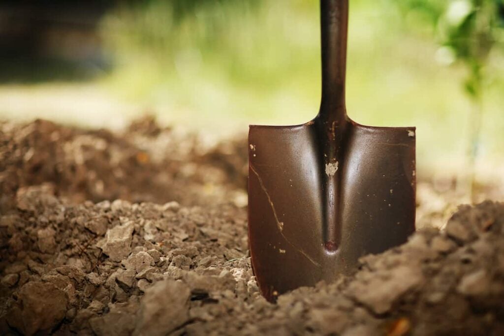 How to Put Out a Campfire 4 Closeup of shovel in dirt.
