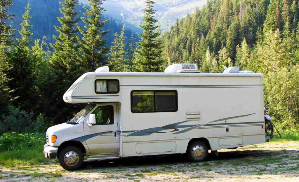 Choosing Your Home on Wheels: The 5 Best RV Rental Companies Reviewed 2 RV Camping